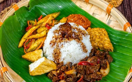 Indonesian Nasi Padang: Flavorful Feast Image