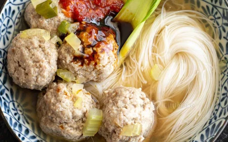 Indonesian Bakso: Meatball Soup Image